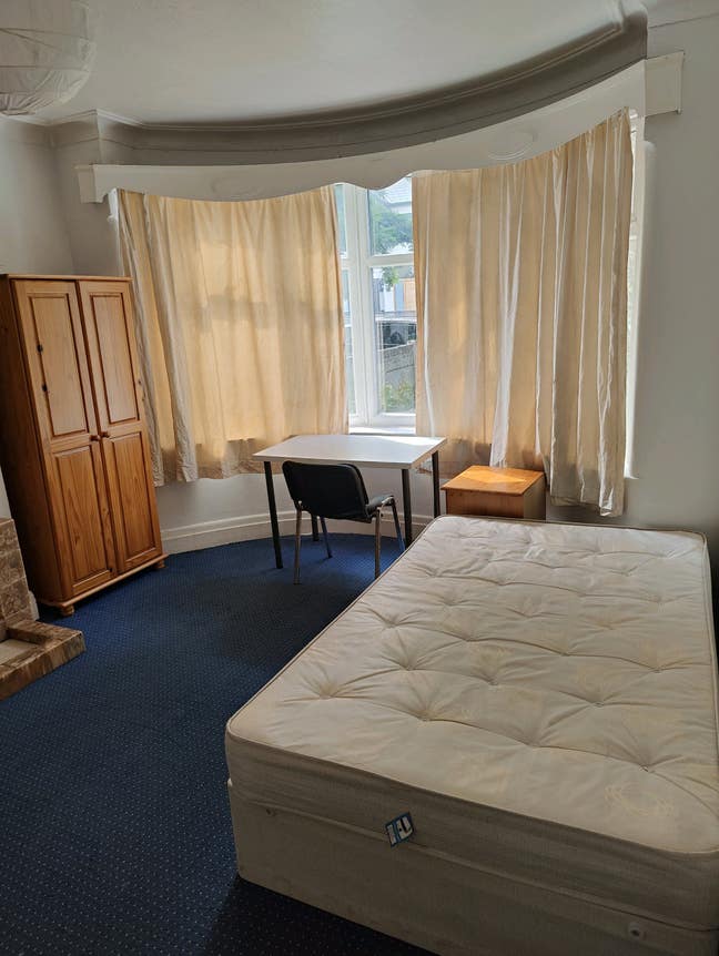 Spacious 5 bed House close to Burton road  Main Photo