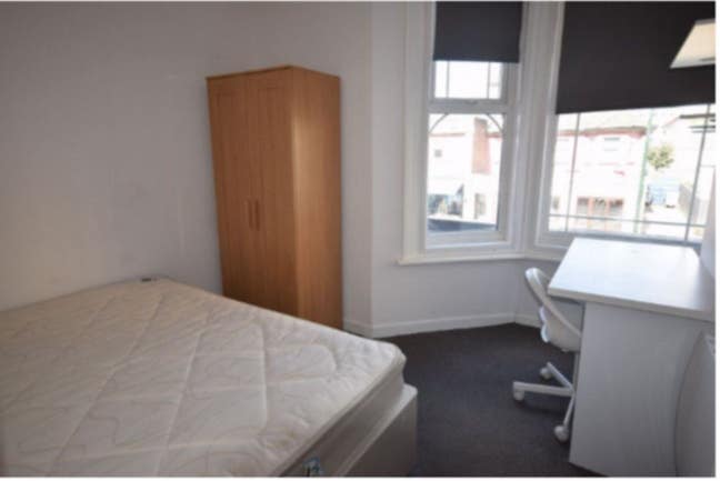 Student room available in a 3 bedroom flat  Main Photo