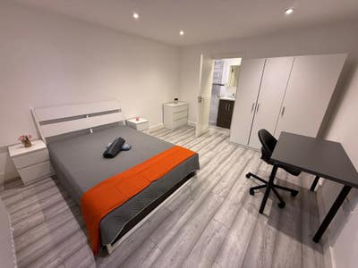 Large , double en-suite bedroom  Main Photo