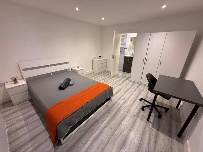 Large , double en-suite bedroom  Main Photo
