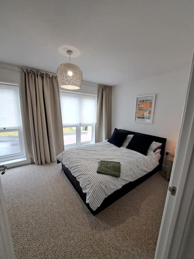 Mon-Fri Large Double Room with Private Bathroom Main Photo