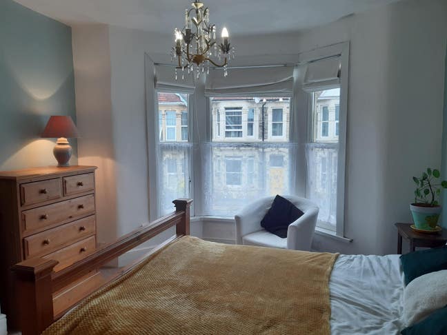 Large, sunny room in a quiet neighbourhood  Main Photo