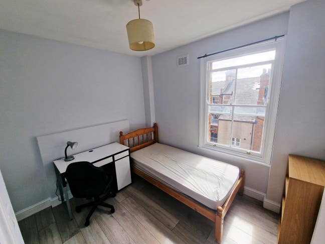 Spacious and bright single room Main Photo