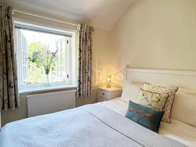 Double room in pretty cottage Grayshott village Main Photo