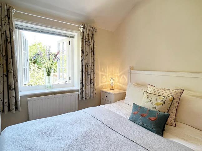 Double room in pretty cottage Grayshott village Main Photo