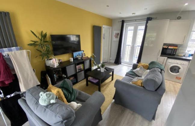 Housemate room replacement | 2 bedroom Flat Main Photo