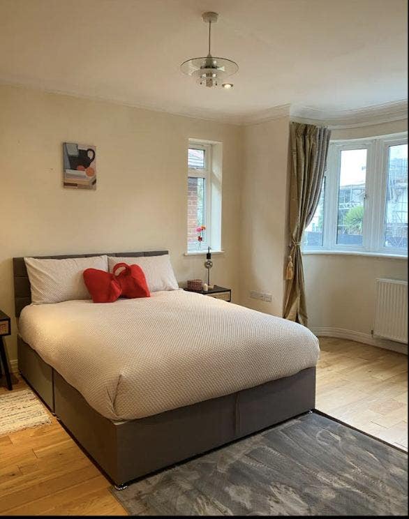 King Size Room £1,250 Avail Now  Main Photo