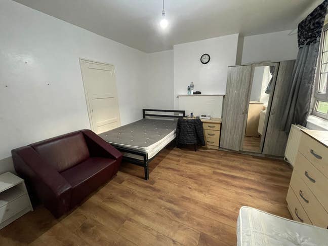 Large double room in Aldgate + Geat transpor link  Main Photo