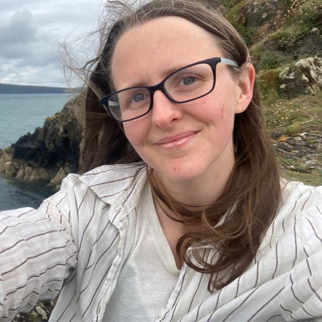 Friendly professional female looking for house Main Photo