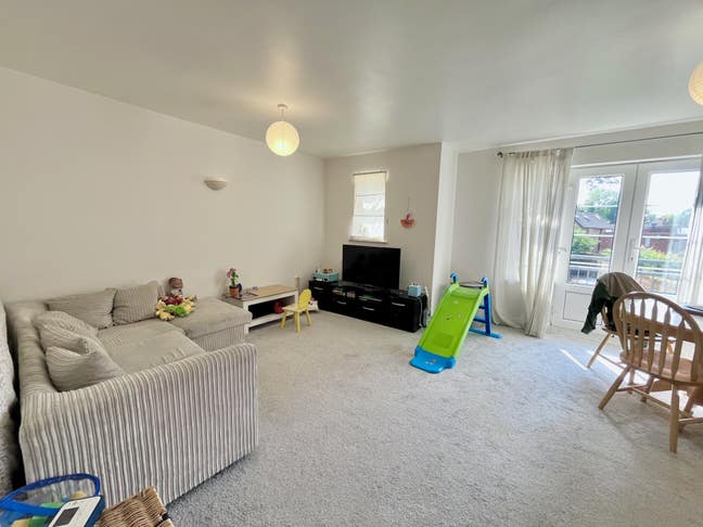 Spacious 2-bedroom 2-bathroom shared garden Main Photo