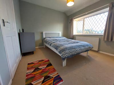 Room to Rent in Quiet Home Main Photo
