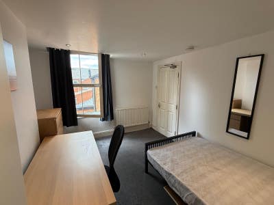 Lovely Refubished 6 bedroomed Student house     Main Photo