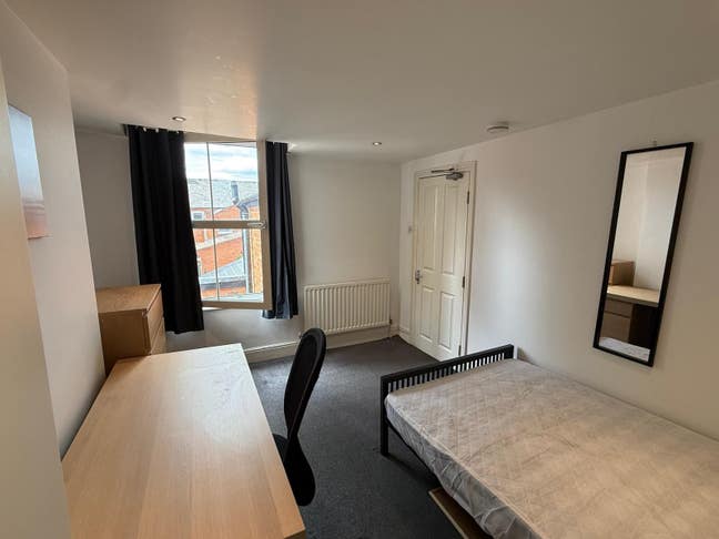 Lovely Refubished 6 bedroomed Student house     Main Photo