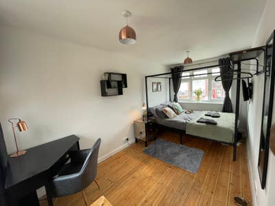 Bright Double Room — excellent connectivity  Main Photo