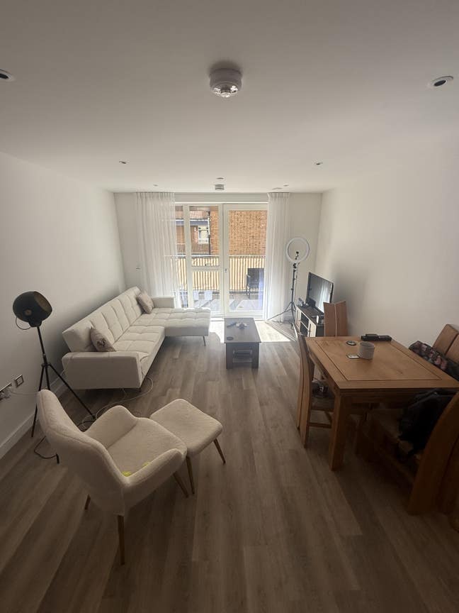 Brand New Double Room in 2 bed 2 bath apartment Main Photo
