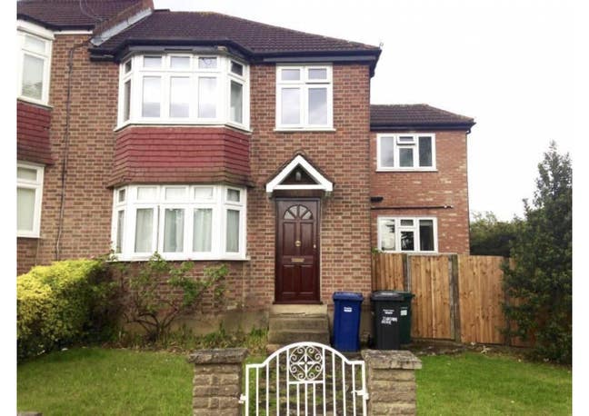 ✨ Spacious Double Room in Beautiful 5-Bed Home – B Main Photo