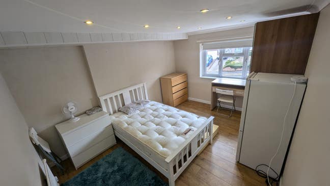Large Double Furnished Room  Main Photo