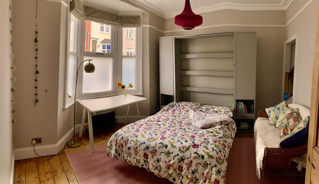Sunny room in calm home Main Photo