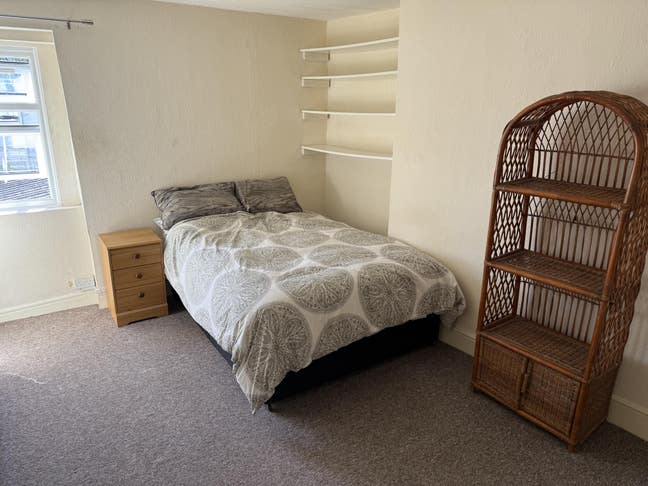 Spacious Double Bedroom in a Friendly Shared House Main Photo