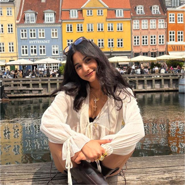 female marketing professional looking for a place Main Photo