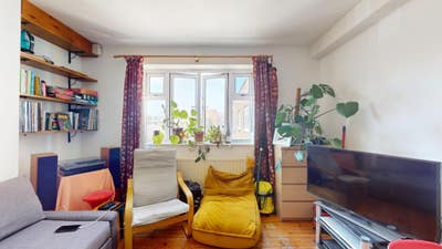 Spacious 3-Bedroom Flat in Stockwell – Zone 2 Main Photo