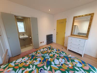 Large Double with En-suite near Station Main Photo
