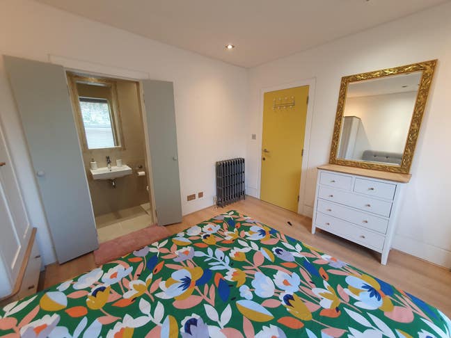 Large Double with En-suite near Station Main Photo