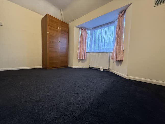 A double bedroom near Town Centre Main Photo