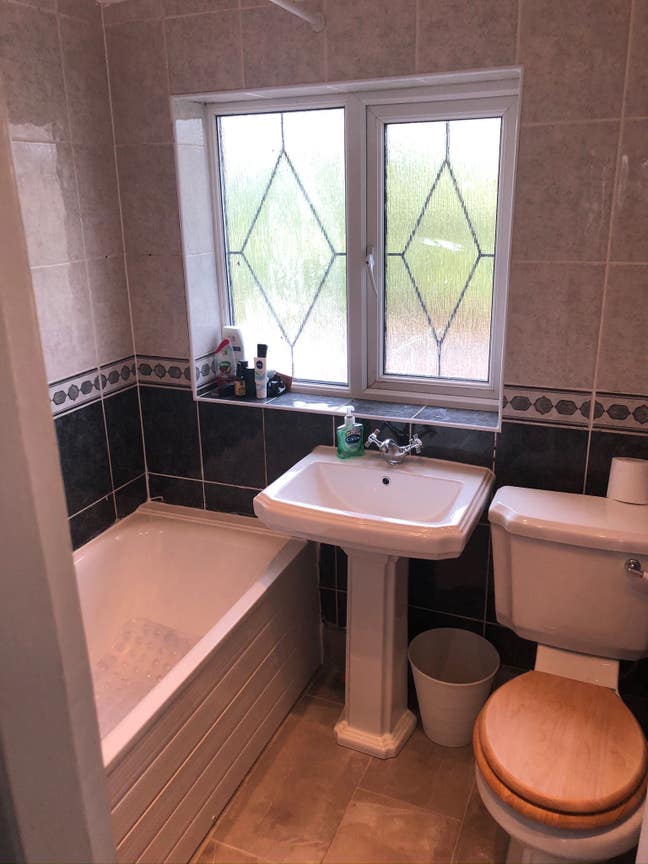 Double bedroom available  Main Photo