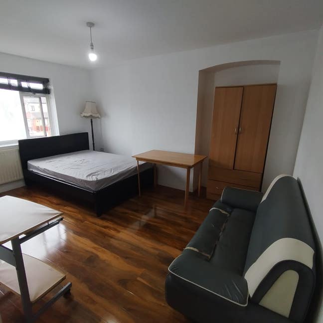 Spacious Double/Family Room for Rent Main Photo