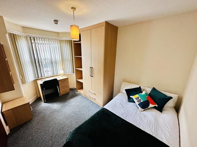 Modern Room - parking - Swainstone Road RG2 Main Photo