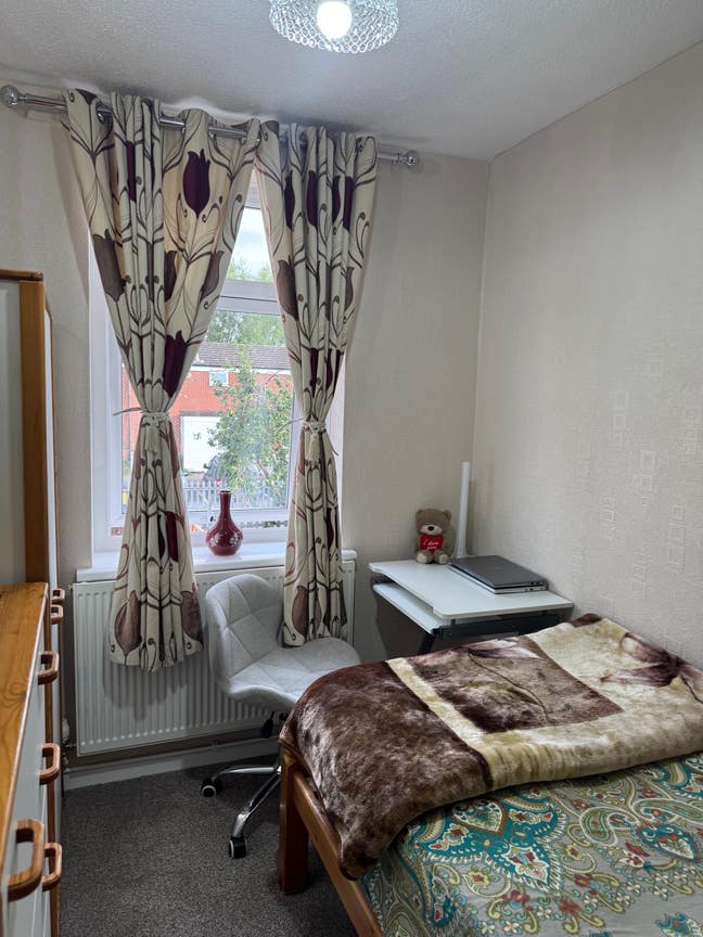 Bright bedrooms available to share  Main Photo