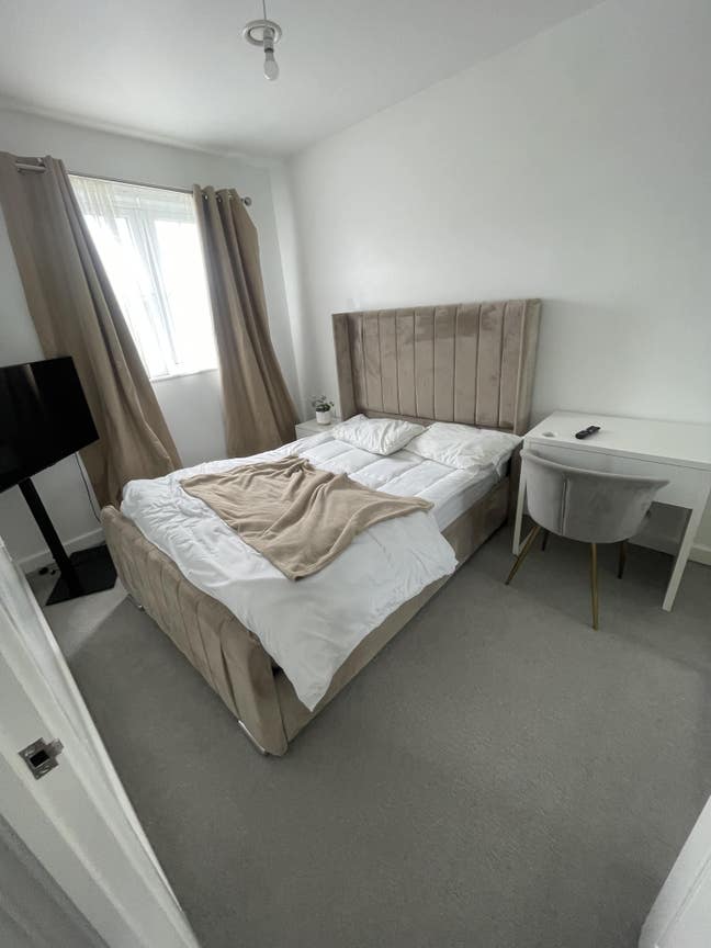  Double  Room  in  Quiet,  Clean  Home   Main Photo