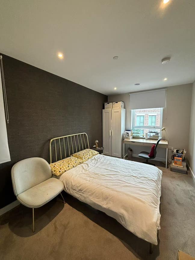 Spacious and bright room in a building with CCTV Main Photo