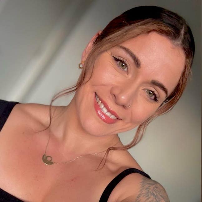 Friendly Female 30s Looking for Chill Flat Main Photo