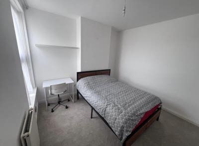 Large cosy double room close to local amenities  Main Photo