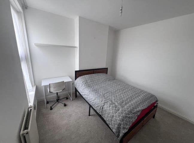 Large cosy double room close to local amenities  Main Photo