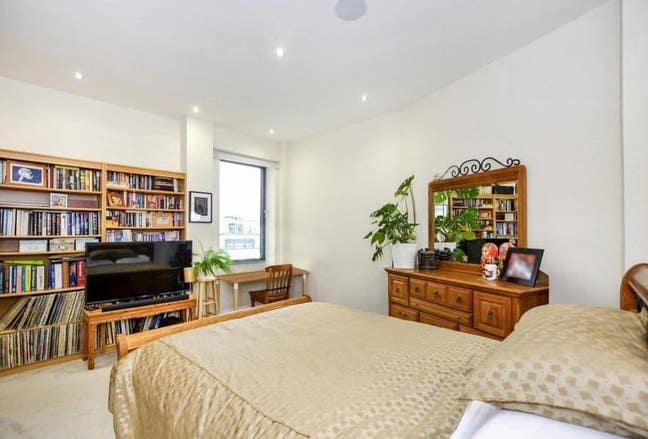 Huge double bedroom in Southwark w/ king size bed Main Photo