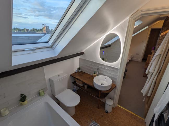 Bright Loft Room with En-Suite & Fab Views Main Photo