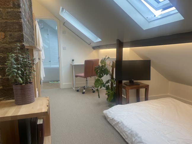 Bright Loft Room with En-Suite & Fab Views Main Photo