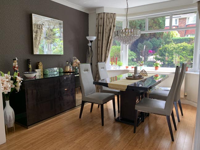 Spacious Double Bedroom in a Cosy Home Main Photo