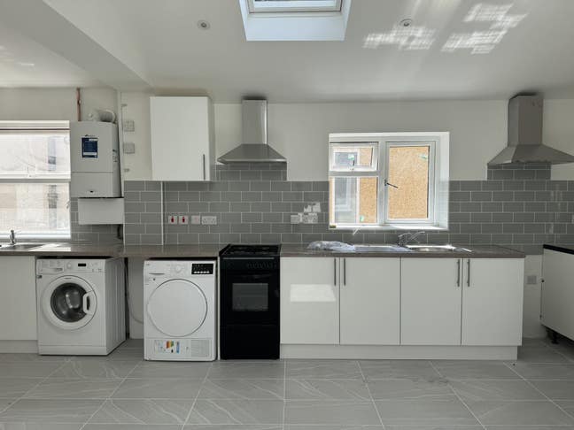 Doubel room to rent near JR, Brookes ,city center Main Photo