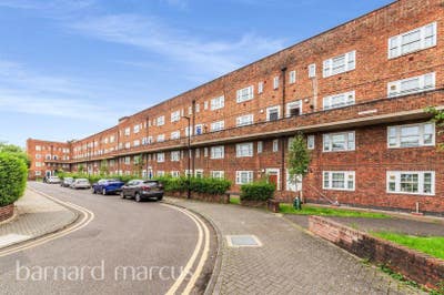 3 double bed spacious flat with balcony.  Main Photo