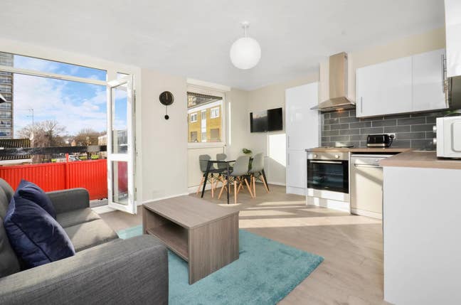🌳 4 Rooms in 4-Bedroom Flat – 2 Minutes from Vict Main Photo