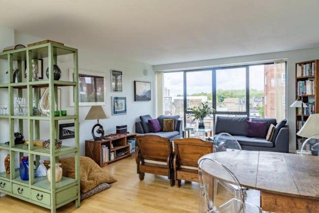 En-suite in Top-Floor Duplex off Broadway Market Main Photo