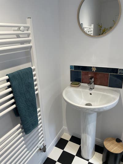 Large, double ensuite room in quiet household Main Photo