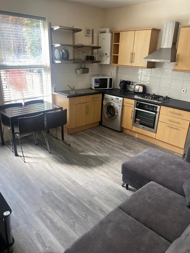 Near City Centre 4 bedroom House, Bills Included!! Main Photo