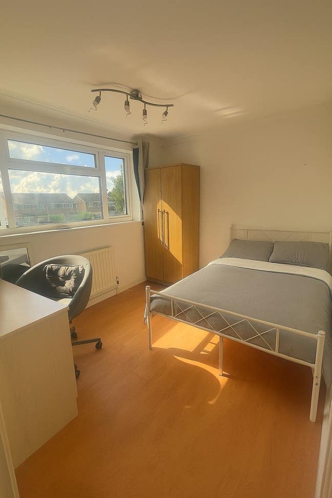 Spacious Double Room in 3-Bed house Main Photo
