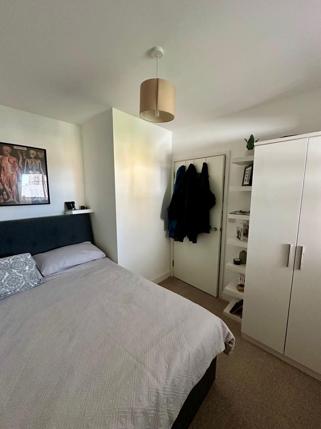 Cosy Room w/ private bathroom in modern building  Main Photo