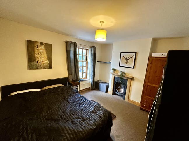 Bills included, furnished double bedroom Main Photo